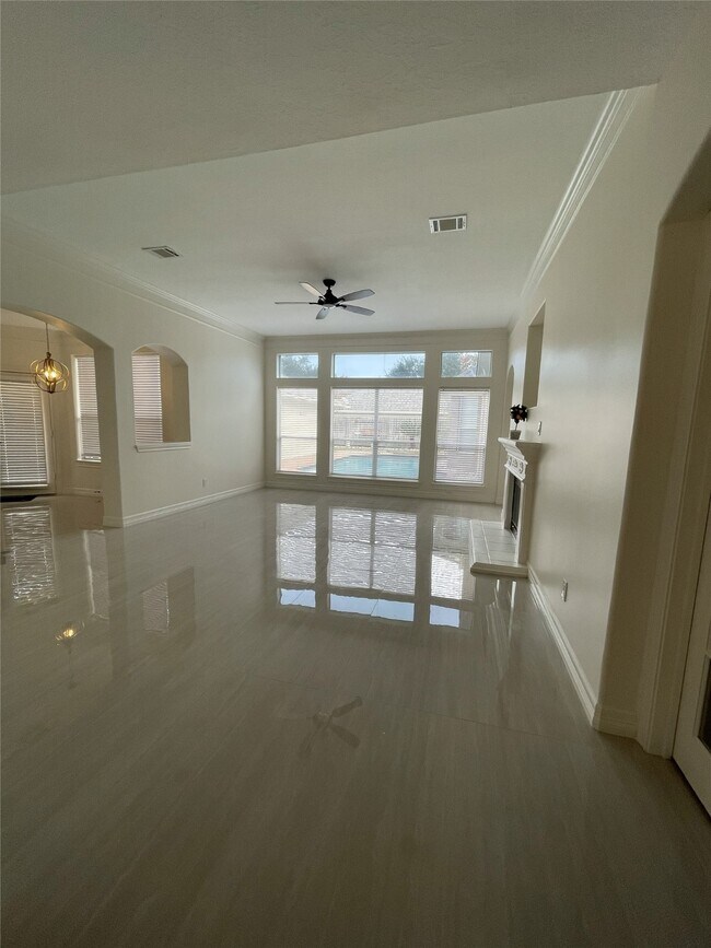 Building Photo - 5622 Lake Pl Dr