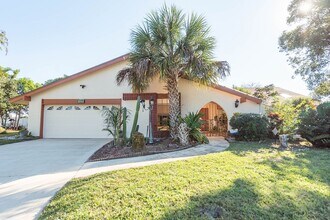 Building Photo - Welcome to this spacious three-bedroom, three-bath home in the heart of Palm Bay