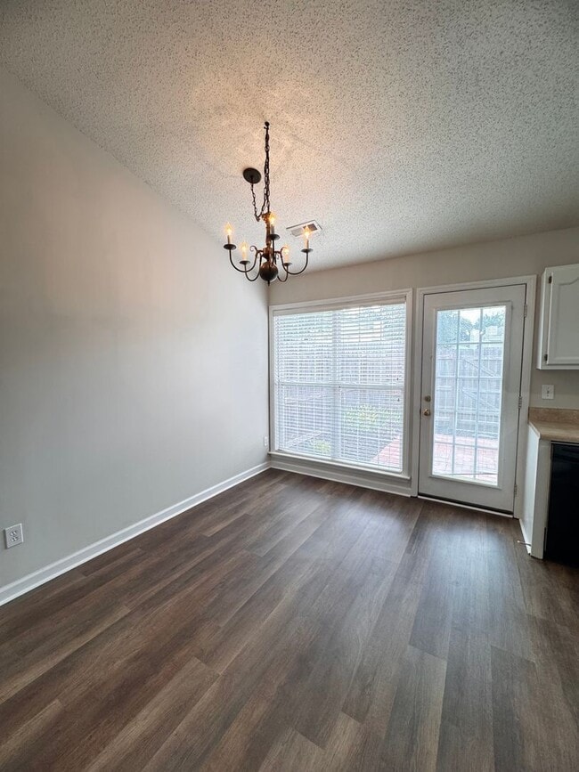 Building Photo - 2BR 2BA One Level Townhome with Garage