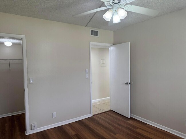 Building Photo - 3710 N Pine Island Rd