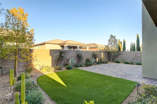 Building Photo - 888 Haven Oaks Pl