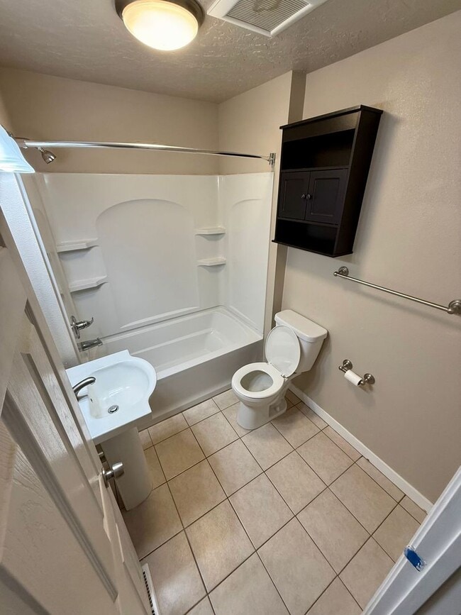 Building Photo - Orchards Home with a View