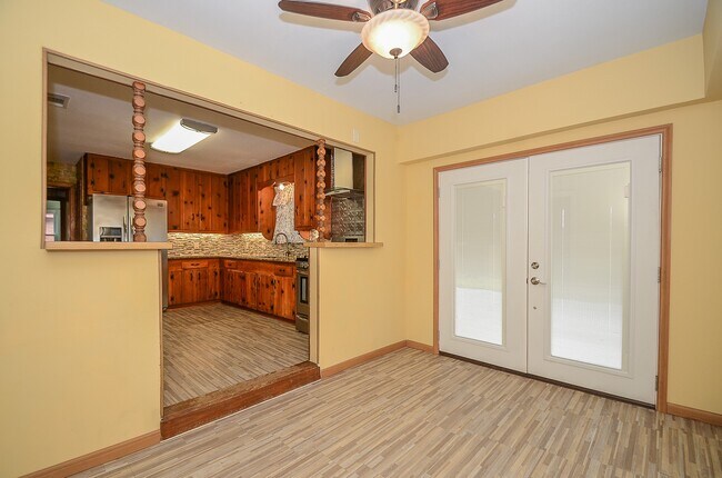 Building Photo - 142 Victoria Dr