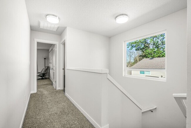 Building Photo - 2702 E 33rd St