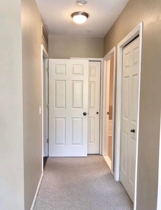 Building Photo - 3035 Camden Dr