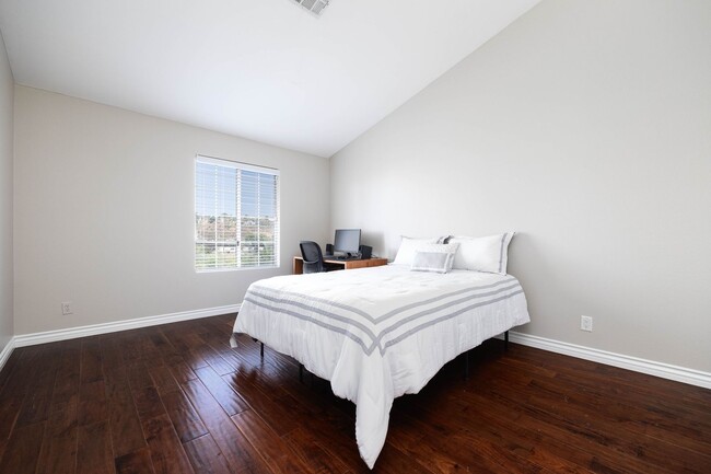 Building Photo - Top Floor Furnished 2 Bedroom Home Near SD...