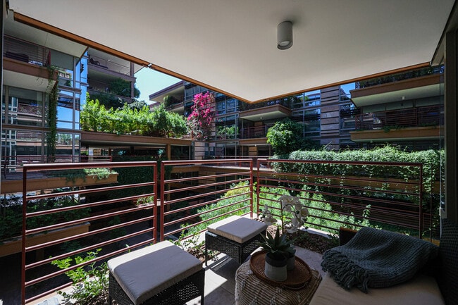 Building Photo - 7121 E Rancho Vista Dr
