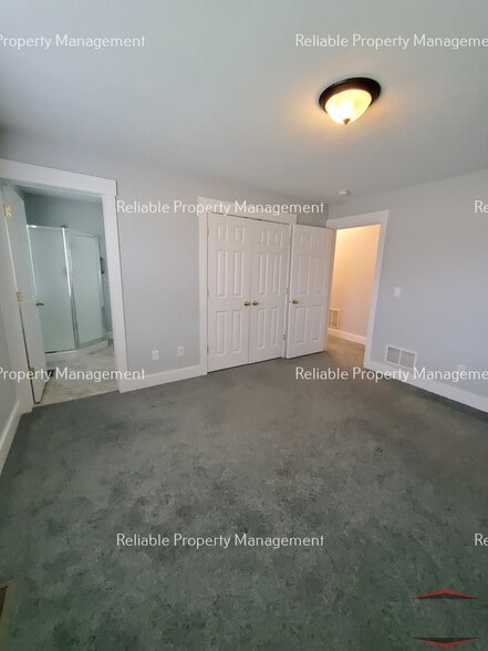 Building Photo - 381 W 1st S