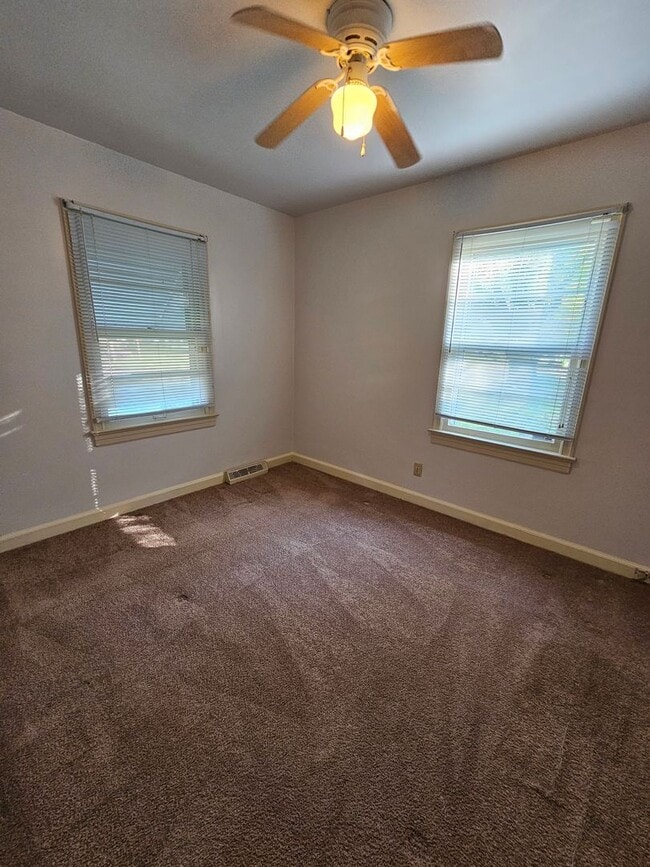 Building Photo - 3 BR near Parkside Park!