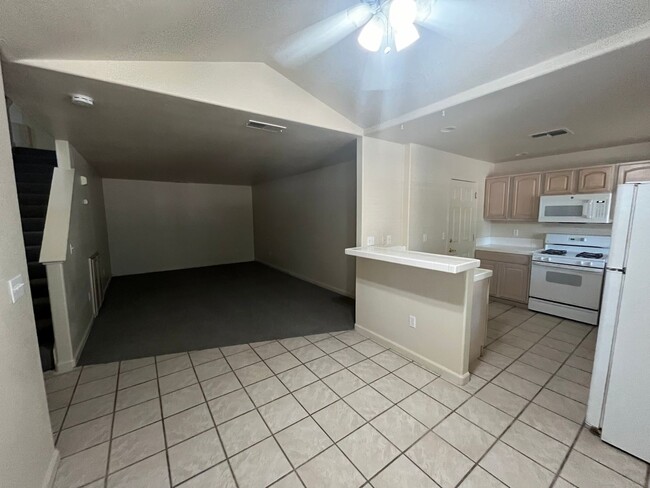 Building Photo - 3 Bedroom, 2 Bathroom Home in Sequoia Vill...