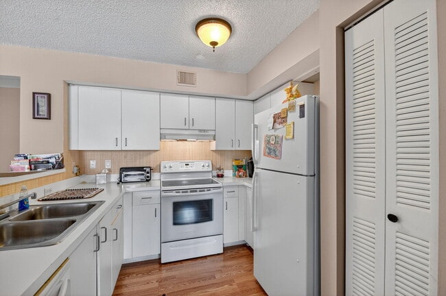 Building Photo - 1733 Village Blvd