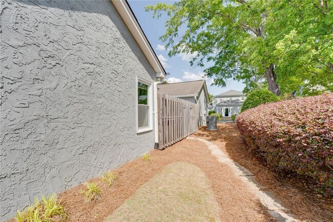 Building Photo - 35 Ashleigh Terrace NE