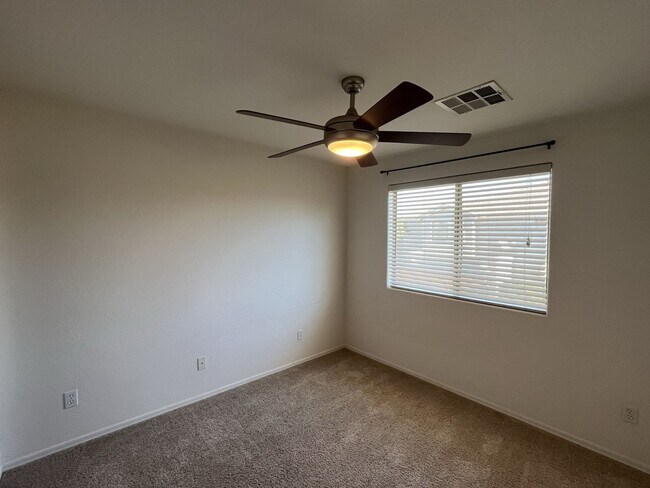 Building Photo - 4 Bedroom Home in Lantana Village Near E Ocotillo Rd. and S McQueen Rd!