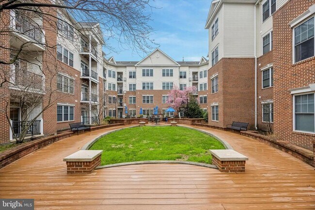 Building Photo - 200 W Elm St