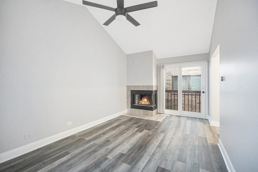 Building Photo - 1512 W Diversey Pky
