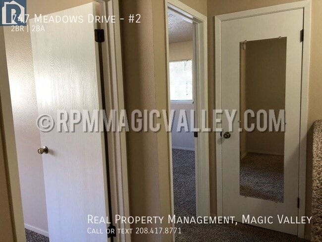 Building Photo - 747 Meadows Dr