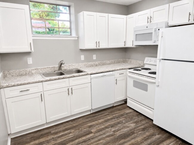 Building Photo - 802 Forest Dale Ln