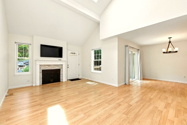 Building Photo - Gorgeous 3 Bed 2.5 Bath Townhome in Little...