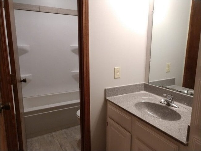 Building Photo - 4 Bedroom Apartment in Central MHK - Near Aggieville!