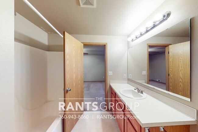 Building Photo - Great Location!  Quiet Neighborhood!