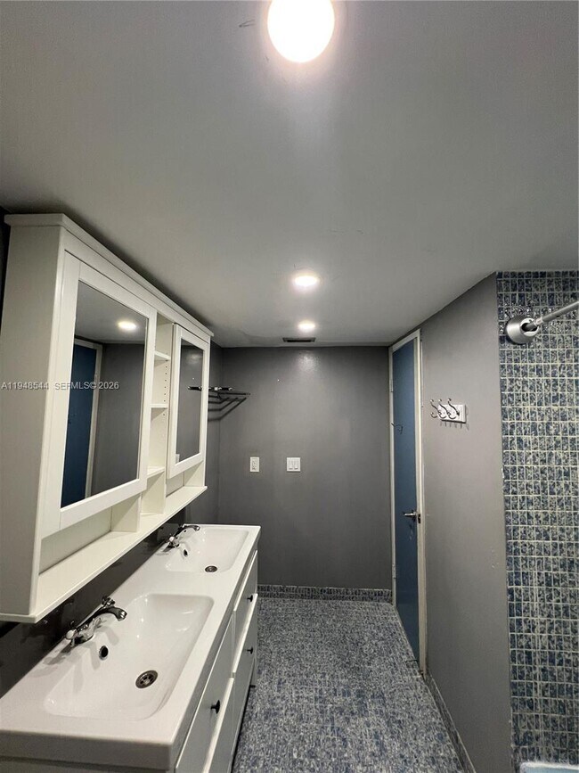 Building Photo - 1710 NE 191st St