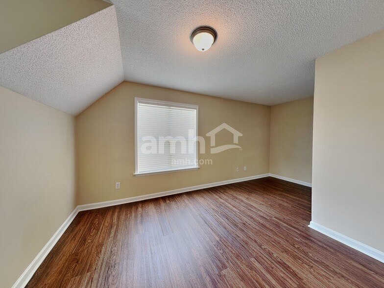 Building Photo - 100 Creekbank Ct