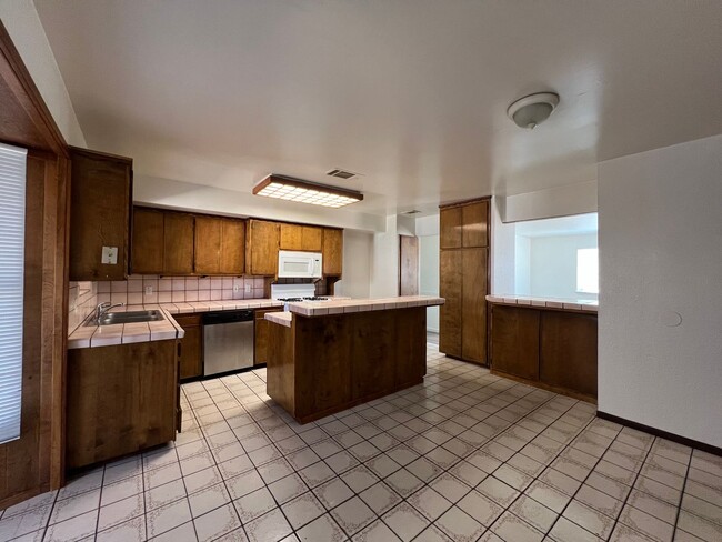 Building Photo - Beautiful 4 Bedroom 2 Bathroom Home