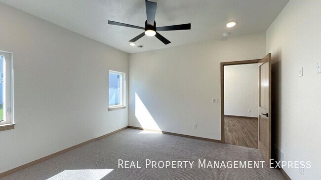 Building Photo - Modern 3-Bed, 2.5-Bath Home in West Sioux ...