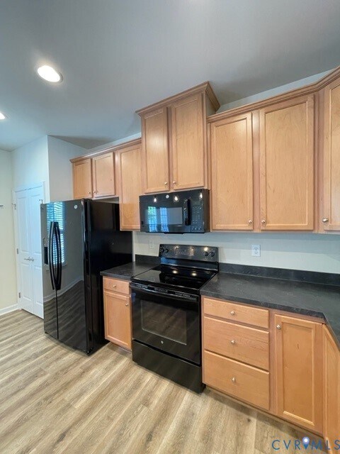 Building Photo - 8107 Creekside Village Dr