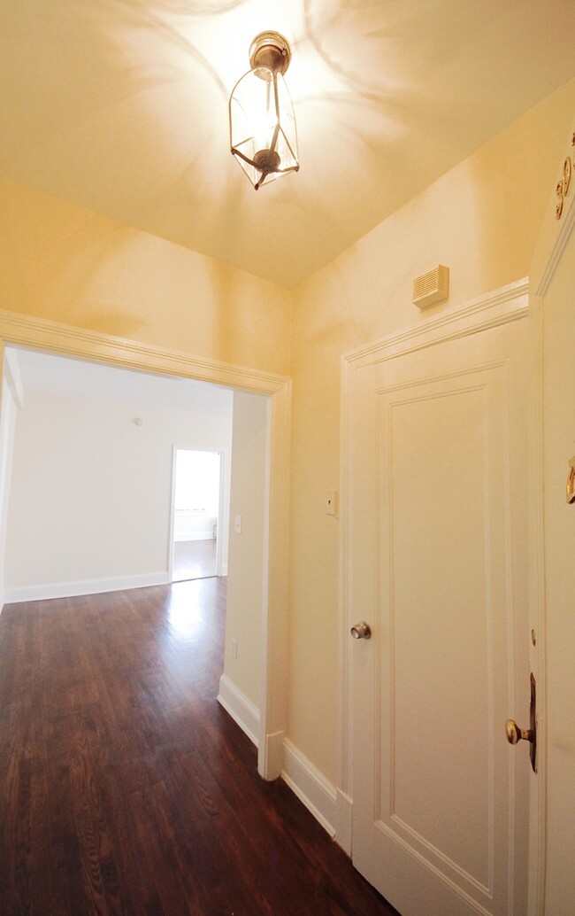 Building Photo - Sun-filled 1BR Condo in Cleveland Park