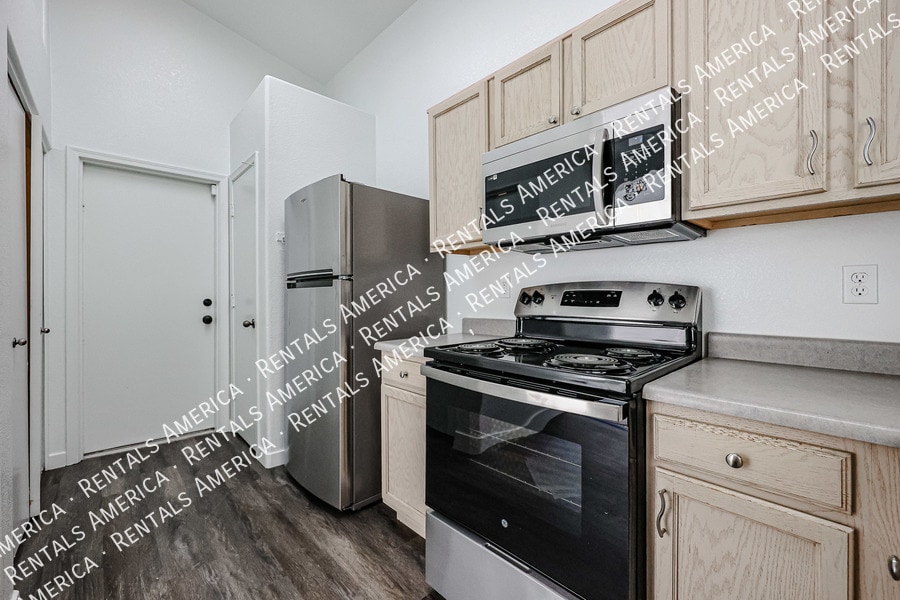 Building Photo - 12731 W Sharon Dr