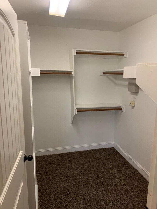 Building Photo - 1305 Halcyon Pl
