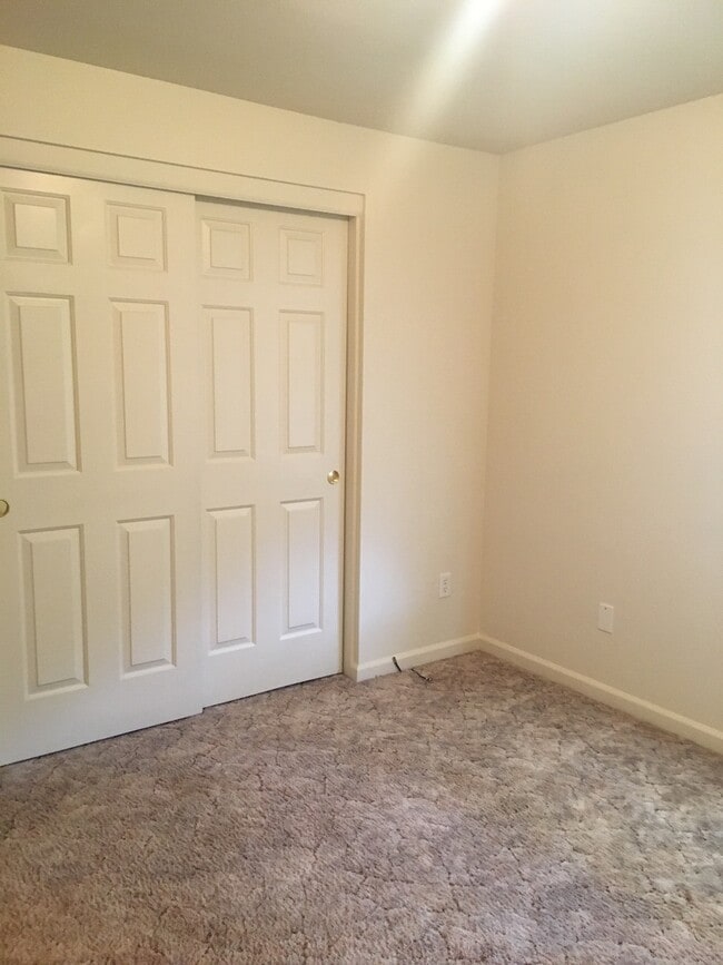 Building Photo - Large bedrooms, open floorplan