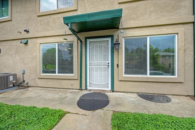 Building Photo - Beautifully Renovated Unit