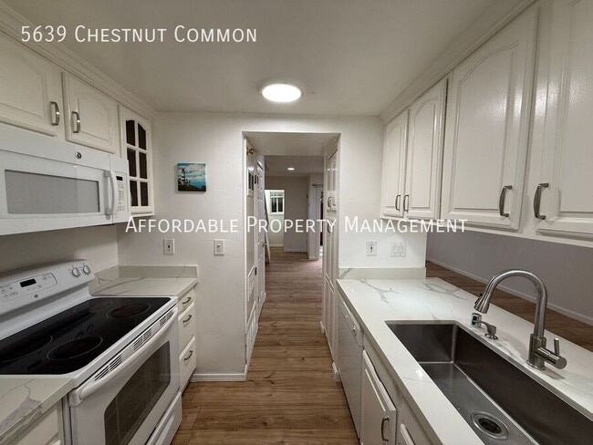 Building Photo - 5639 Chestnut Common