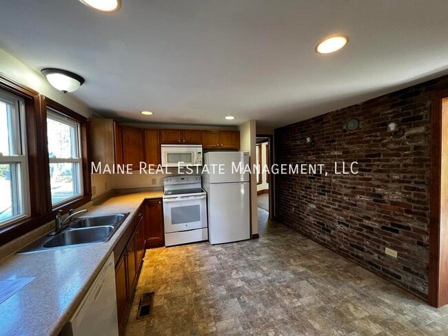 Primary Photo - 40 Dillingham St