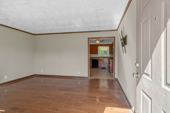 Building Photo - 3 Bedroom 2 Bath Dog Friendly Home For Rent Near Providence Blvd.