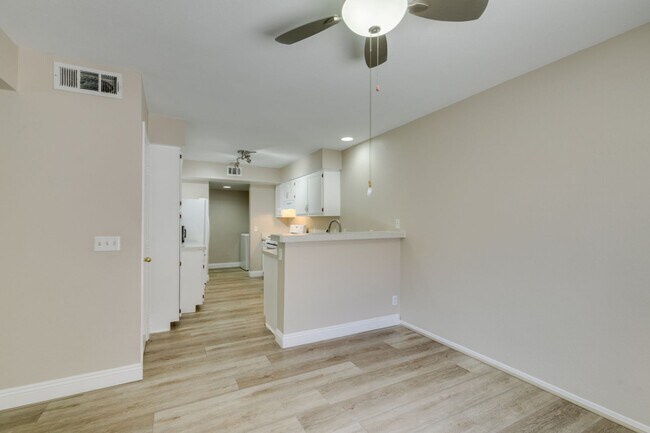 Building Photo - Stylish 2-Bedroom Townhome in Green Valley...