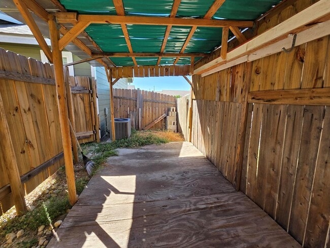 Building Photo - 121 Ivy Ln