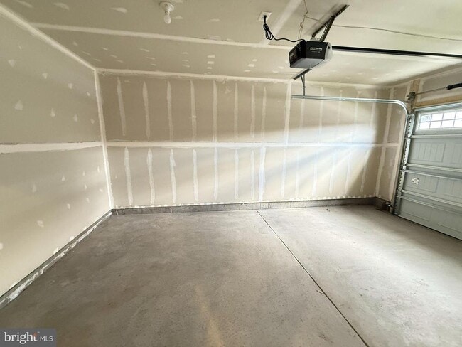 Building Photo - 647 Laurelwood Cir