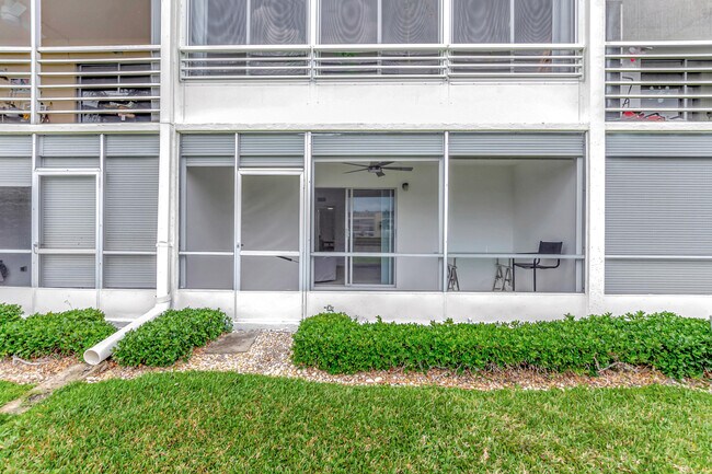 Building Photo - 1072 Yarmouth E