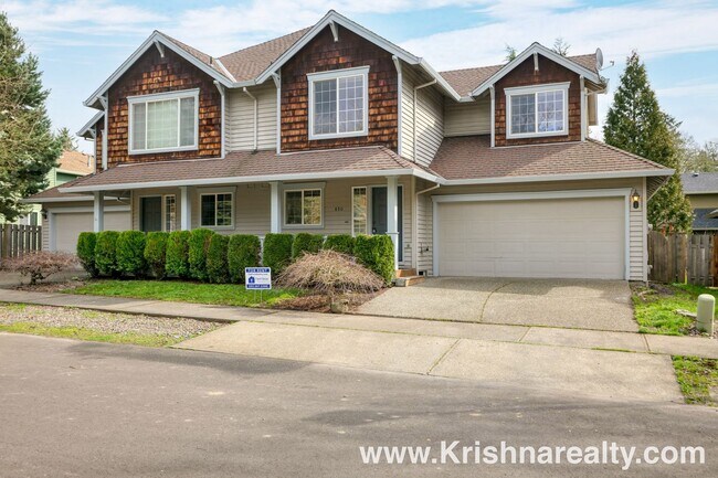 Building Photo - Charming 3 BD* 2.5 BA* Duplex **NEWLY RENOVATED** Located in Historic Orenco in the Elk Meadows C...