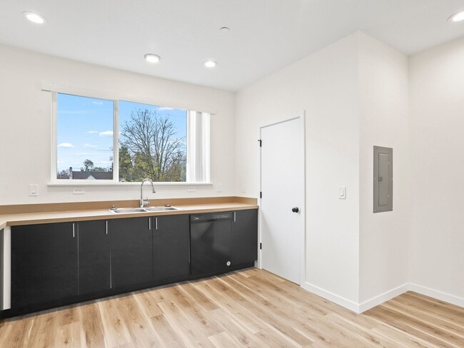 Building Photo - Vancouver Townhouses