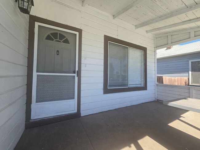 Building Photo - 3 Br 1 Ba available Now