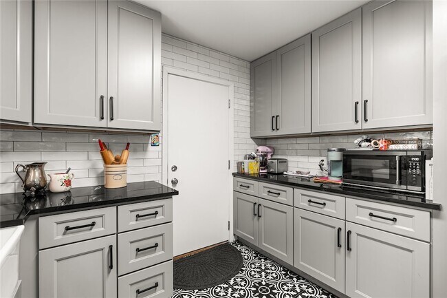 Building Photo - 5831 Burr Oak Dr