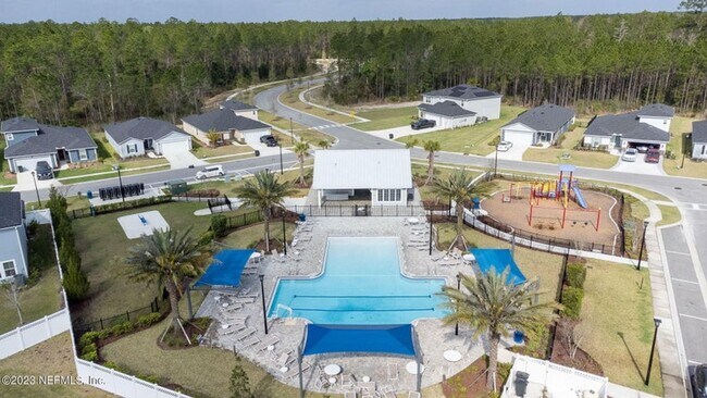 Building Photo - Like New Home