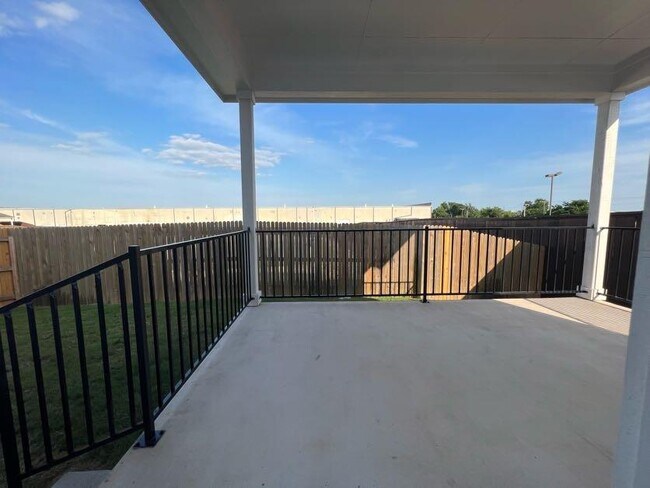 Building Photo - 15501 Ellinger Dr