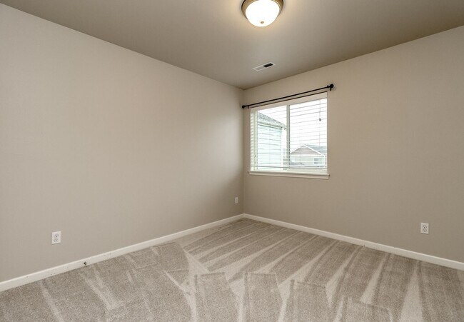 Building Photo - Beautiful Lacey Home with new paint and carpet in Popular Edgewater Community