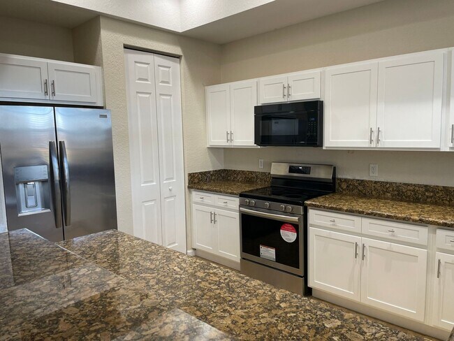 Building Photo - Furnished 1st Floor Condo in the Heart of ...