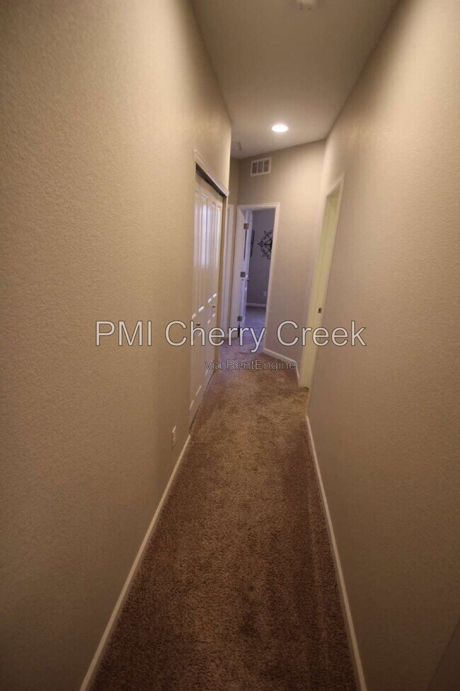 Building Photo - 9008 E Caley Way